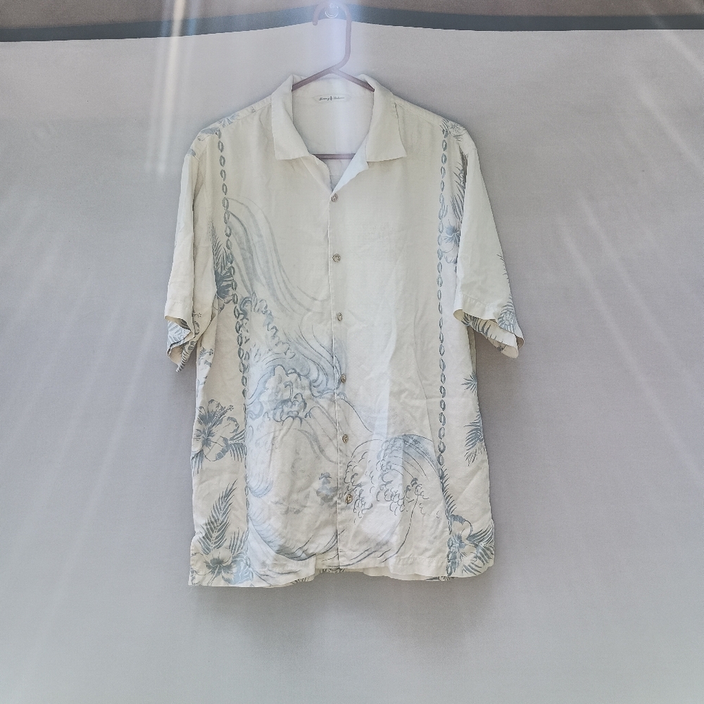 Tommy Bahama 100% silk Ivory Blue floral short sleeve shirt size M